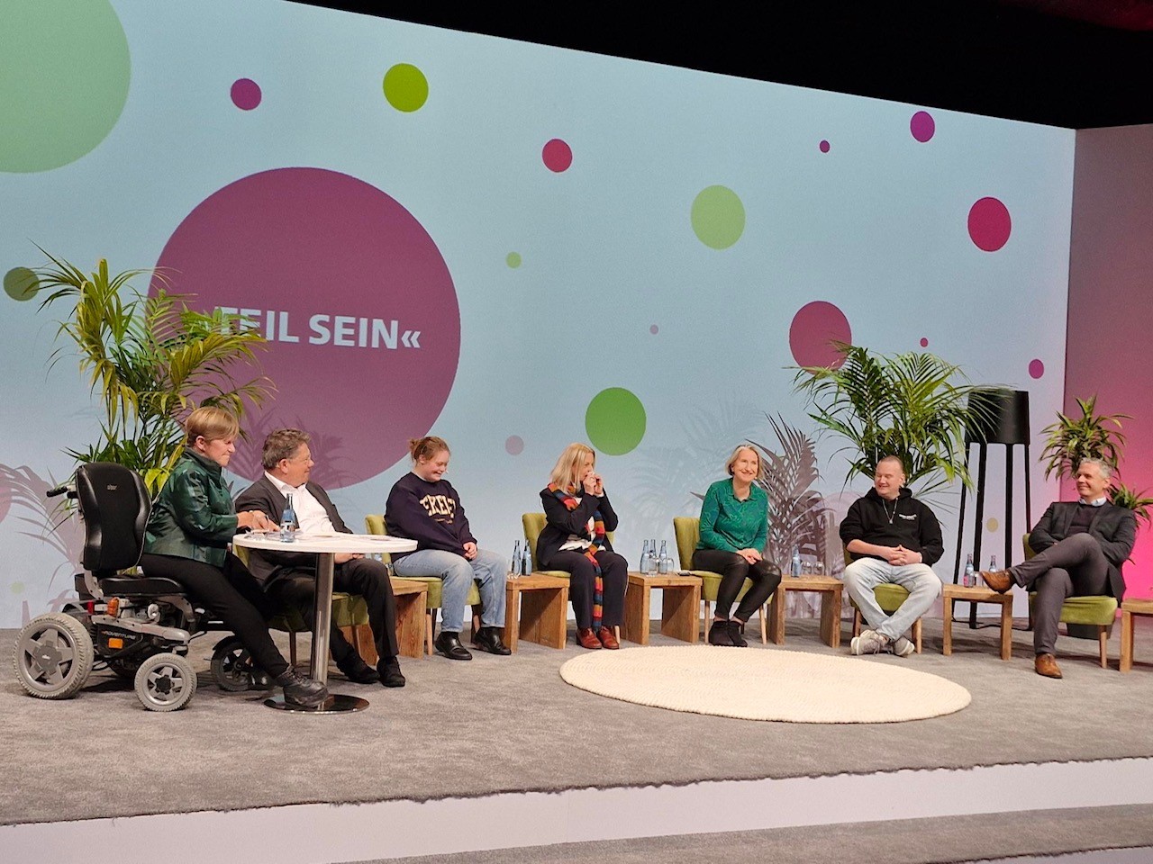 Personen sitzen auf dem Podium, von links nach rechts: Annetraud Grote (LMB), Dr. Andreas Philippi (Sozialminister),  Amelie Gerdes, Angela Müller-Giannetti, Dörte Maack (Moderatorin), Thomas Kussin, Christian Deing Personen sitzen auf dem Podium, von links nach rechts: Annetraud Grote (LMB), Dr. Andreas Philippi (Sozialminister),  Amelie Gerdes, Angela Müller-Giannetti, Dörte Maack (Moderatorin), Thomas Kussin, Christian Deing