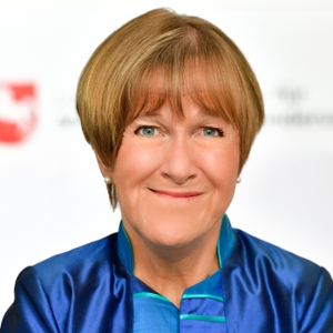 Foto einer Frau mit kurzen dunkelblonden Haaren, leicht lächelnd Foto einer Frau mit kurzen dunkelblonden Haaren, leicht lächelnd