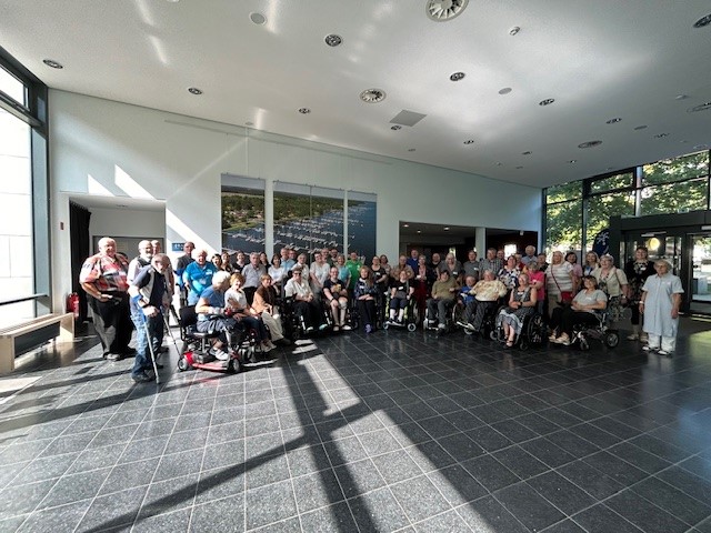 Das Gruppenfoto des NIR im Foyer zeigt eine größere Menschenansammlung Das Gruppenfoto des NIR im Foyer zeigt eine größere Menschenansammlung